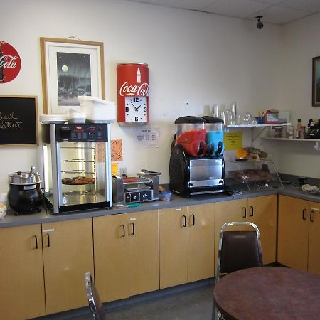 Teslin Nisutlin Trading Post Motel المظهر الخارجي الصورة
